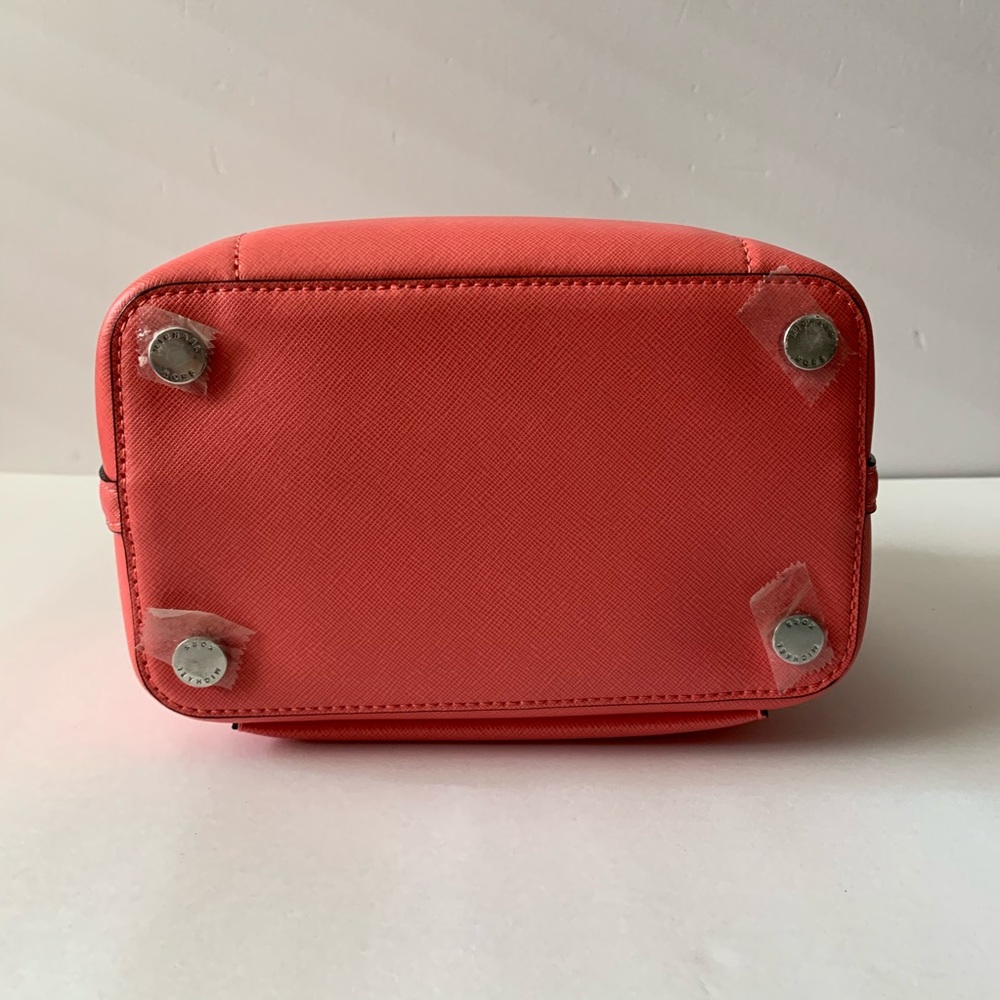 MICHAEL KORS GREENWICH Coral Medium Leather Bucket - Picture 8 of 11